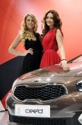 2012-geneva-motor-show-kia-girls-1