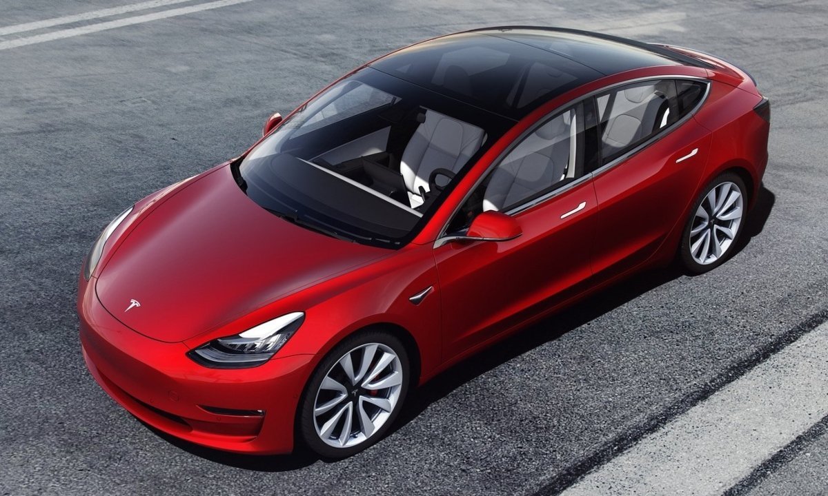 Rotes Tesla Model 3 von oben dargestellt